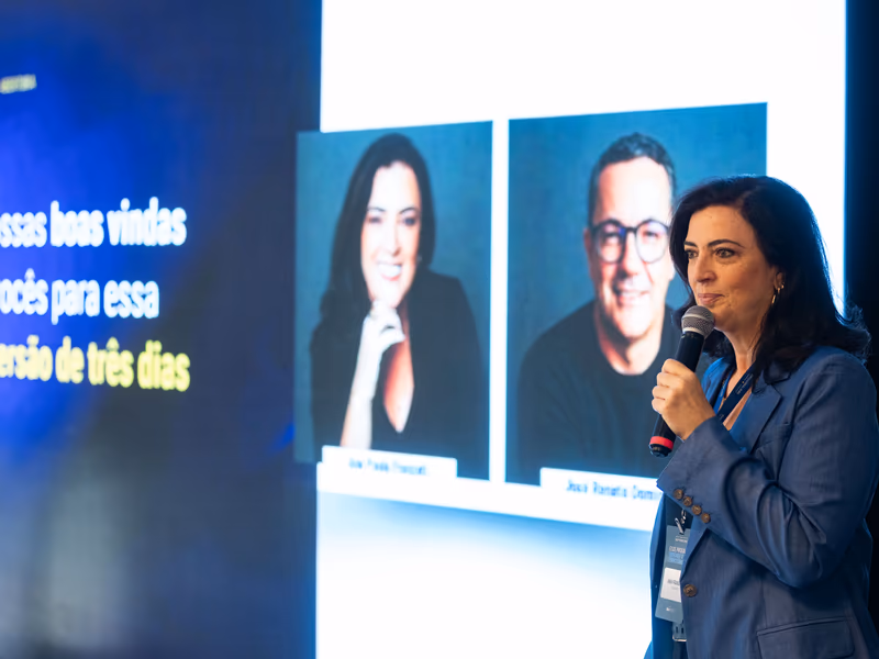 Boas-vindas aos participantes no início da imersão da Jornada New Territories.