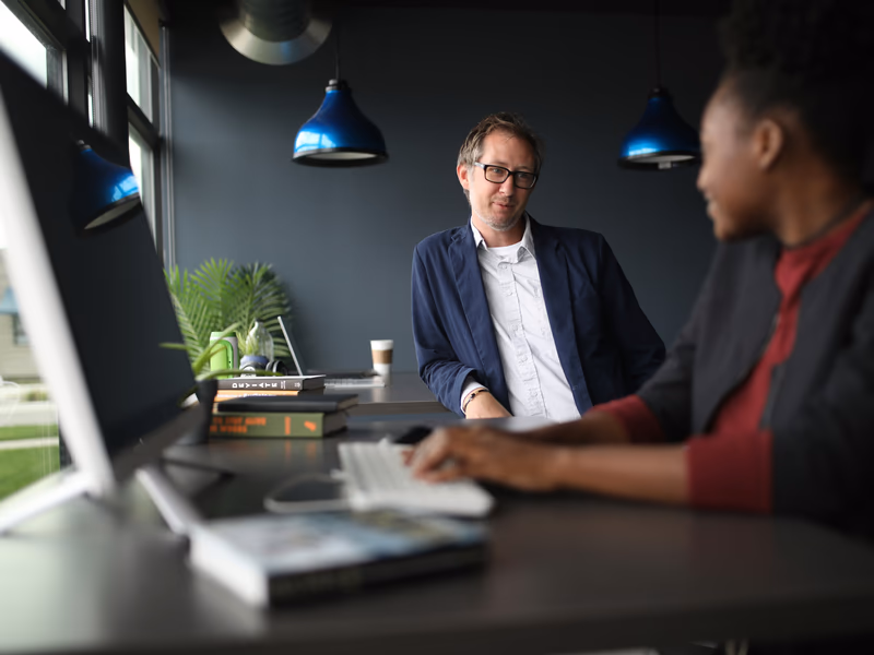 Executivos em ambiente de trabalho colaborativo.